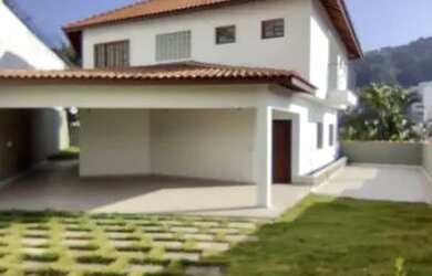 Imagem: A casa possui 3 Dormitórios, 2 Banheiros, 5 Vagas na garagem