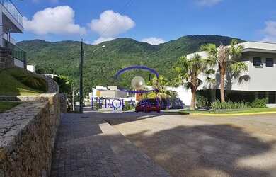 Imagem: O terreno possui 725m² de Área e está localizado em Trindade