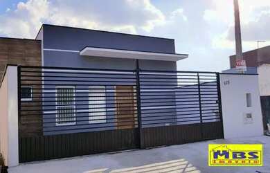 Imagem: A casa possui 3 Dormitórios, 2 Banheiros, 3 Vagas na garagem