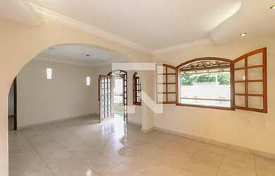 Imagem: A casa possui 4 Dormitórios, 2 Banheiros, 1 Vaga na garagem