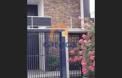 Imagem: A casa possui 3 Dormitórios, 4 Banheiros, 2 Vagas na garagem