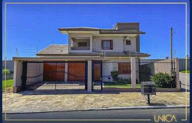 Imagem: A casa possui 4 Dormitórios, 3 Banheiros, 2 Vagas na garagem