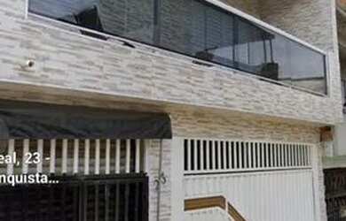 Imagem: A casa possui 3 Dormitórios, 3 Banheiros, 2 Vagas na garagem