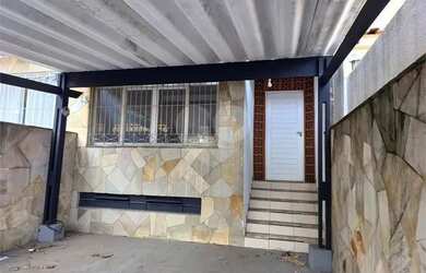 Imagem: A casa possui 3 Dormitórios, 3 Banheiros, 2 Vagas na garagem