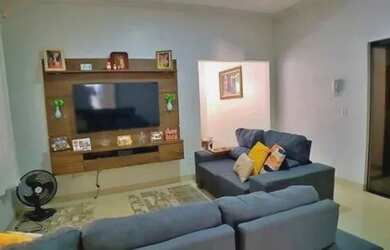 Imagem: A casa possui 3 Dormitórios, 1 Banheiro, 2 Vagas na garagem