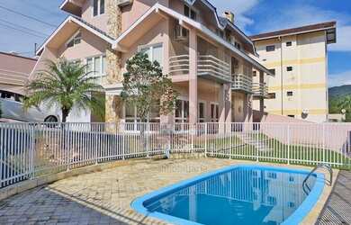 Imagem: A casa possui 3 Dormitórios, 1 Banheiro, 4 Vagas na garagem