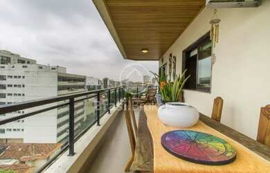 Imagem: O apartamento possui 4 Dormitórios, 2 Banheiros, 2 Vagas na