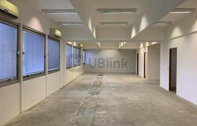 Imagem: O depósito possui 5 Vagas na garagem, 416m² de Área e está