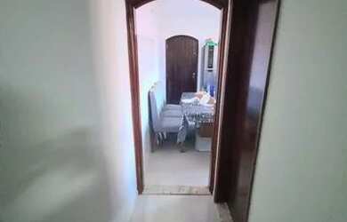 Imagem: A casa possui 2 Dormitórios, 2 Banheiros, 2 Vagas na garagem