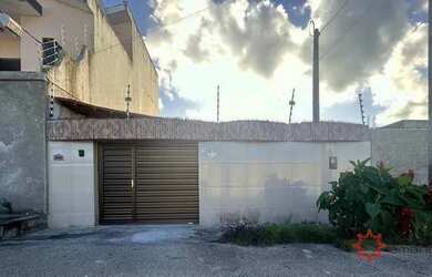 Imagem: A casa possui 3 Dormitórios, 2 Banheiros, 2 Vagas na garagem