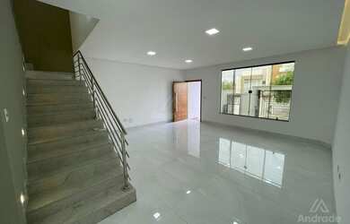 Imagem: A casa possui 3 Dormitórios, 2 Banheiros, 2 Vagas na garagem