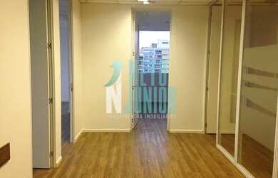 Imagem: O depósito possui 5 Vagas na garagem e 245m² de Área e está