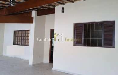 Imagem: A casa possui 3 Dormitórios, 2 Banheiros, 3 Vagas na garagem