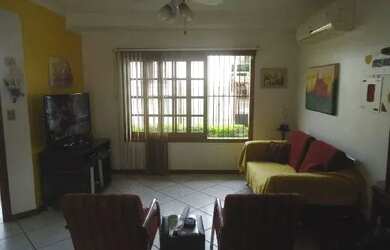 Imagem: A casa possui 3 Dormitórios, 2 Banheiros, 2 Vagas na garagem