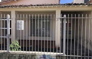 Imagem: A casa possui 3 Dormitórios, 1 Banheiro, 2 Vagas na garagem