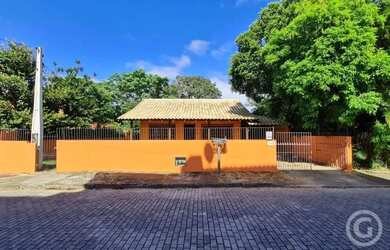 Imagem: A casa possui 3 Dormitórios, 2 Banheiros, 1 Vaga na garagem