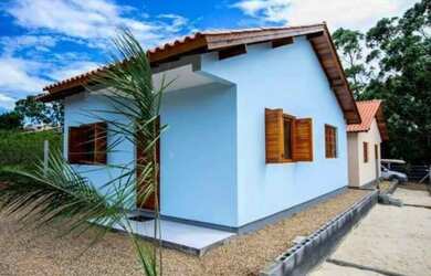 Imagem: A casa possui 4 Dormitórios, 2 Banheiros, 2 Vagas na garagem