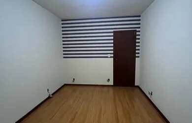 Imagem: A casa possui 4 Dormitórios, 5 Banheiros, 3 Vagas na garagem