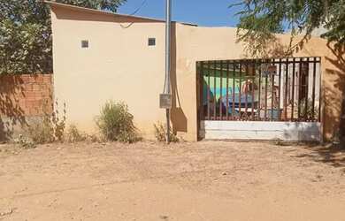 Imagem: A casa possui 2 Dormitórios, 1 Banheiro, 2 Vagas na garagem