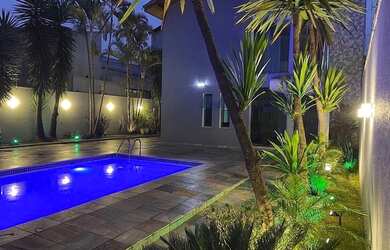 Imagem: A casa possui 3 Dormitórios, 3 Banheiros, 4 Vagas na garagem