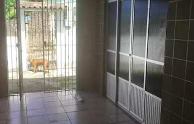 Imagem: A casa possui 3 Dormitórios, 2 Banheiros, 1 Vaga na garagem