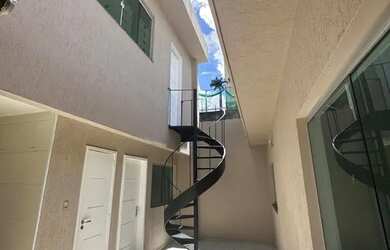 Imagem: A casa possui 3 Dormitórios, 5 Banheiros, 2 Vagas na garagem