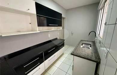 Imagem: A casa em condomínio possui 3 Dormitórios, 1 Banheiro, 2 Vagas