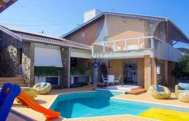 Imagem: A casa possui 3 Dormitórios, 2 Banheiros, 4 Vagas na garagem