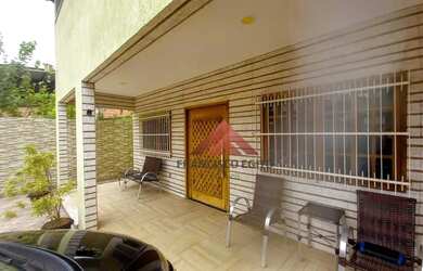 Imagem: A casa possui 3 Dormitórios, 2 Banheiros, 4 Vagas na garagem