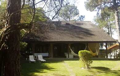 Imagem: A casa possui 5 Dormitórios, 5 Banheiros, 2 Vagas na garagem