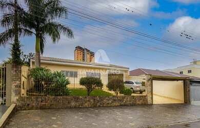 Imagem: A casa possui 3 Dormitórios, 2 Banheiros, 3 Vagas na garagem