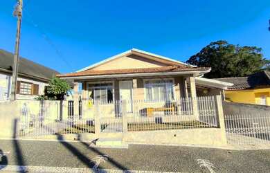 Imagem: A casa possui 4 Dormitórios, 2 Banheiros, 145m² de Área