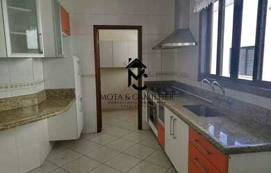 Imagem: A casa possui 3 Dormitórios, 4 Banheiros, 2 Vagas na garagem