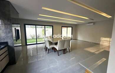 Imagem 8: Casa no condomínio Vale dos Vinhedos, contendo 4 suítes