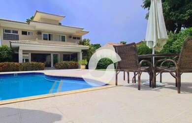 Imagem: A casa em condomínio possui 4 Dormitórios, 4 Banheiros, 310m²