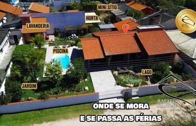 Imagem: A casa possui 2 Dormitórios, 2 Banheiros, 2 Vagas na garagem