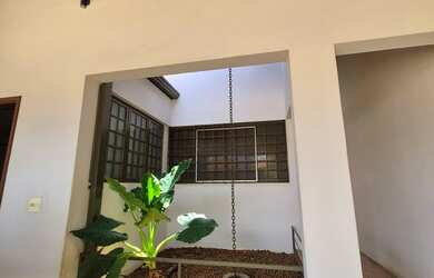 Imagem: A casa possui 3 Dormitórios, 2 Banheiros, 5 Vagas na garagem