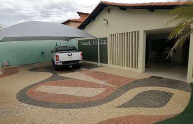 Imagem: A casa possui 4 Dormitórios, 2 Banheiros, 4 Vagas na garagem