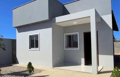 Imagem: A casa possui 2 Dormitórios, 2 Banheiros, 2 Vagas na garagem