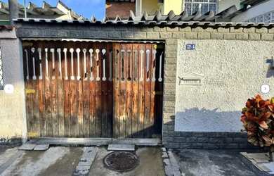 Imagem: A casa possui 3 Dormitórios, 2 Banheiros, 3 Vagas na garagem