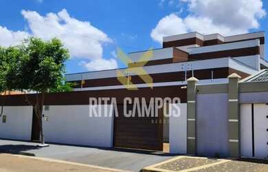 Imagem: A casa possui 4 Dormitórios, 4 Banheiros, 4 Vagas na garagem