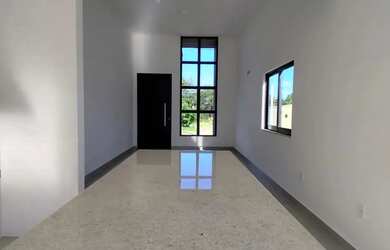 Imagem: A casa possui 3 Dormitórios, 2 Banheiros, 2 Vagas na garagem