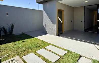 Imagem: A casa possui 3 Dormitórios, 2 Banheiros e 1 Vaga na garagem