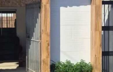 Imagem: A casa possui 2 Dormitórios, Acomodam 12 pessoas e está localizado