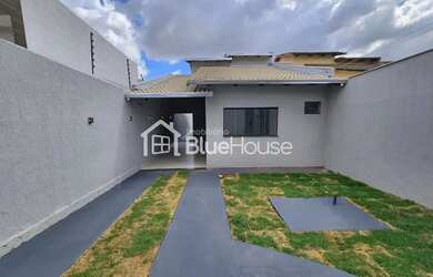 Imagem: A casa possui 3 Dormitórios, 2 Banheiros, 3 Vagas na garagem