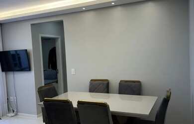 Imagem: O apartamento possui 2 Dormitórios, 1 Banheiro, 1 Vaga na garagem