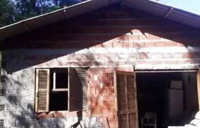 Imagem: A casa possui 1 Dormitório, 1 Banheiro, 1 Vaga na garagem e