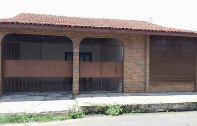 Imagem: A casa possui 2 Dormitórios, 3 Banheiros, 2 Vagas na garagem