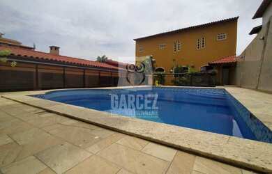 Imagem: A casa possui 5 Dormitórios, 1 Banheiro, 2 Vagas na garagem