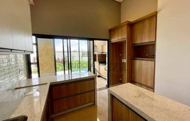 Imagem: A casa em condomínio possui 3 Dormitórios, 4 Banheiros, 2